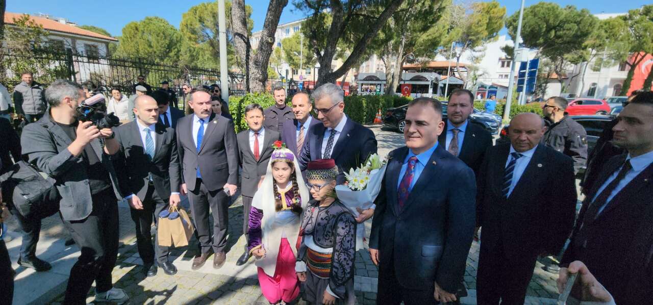 Kemal Memişoğlu Muğla’da Çiçeklerle Karşılandı 2